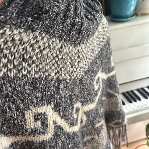 Steve Madden Gray and Cream Poncho One Size - Picture 13 of 16